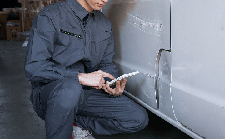 車を点検中の写真