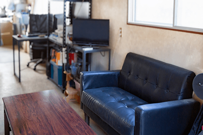 タイヤ点検をしているstaffの写真