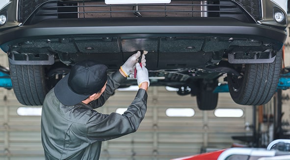 足回り点検中の写真